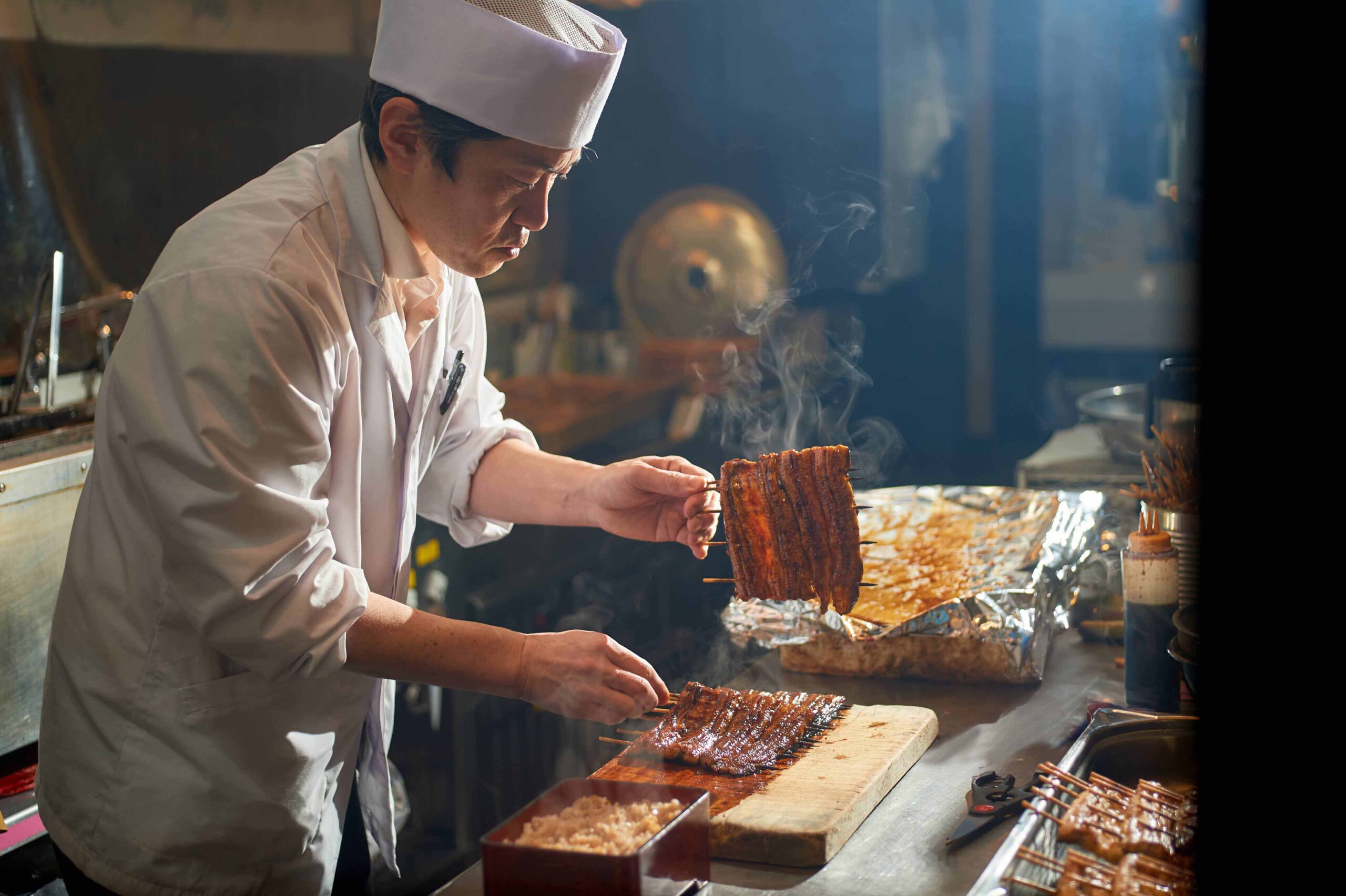 焼き場でうなぎを仕上げる小松園の職人