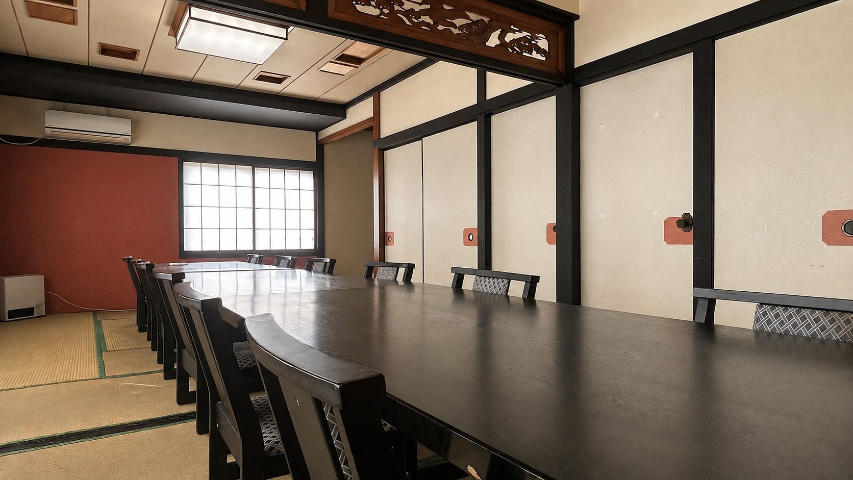 畳の部屋に高めのテーブルと和室用の椅子を備えた小松園のお席
