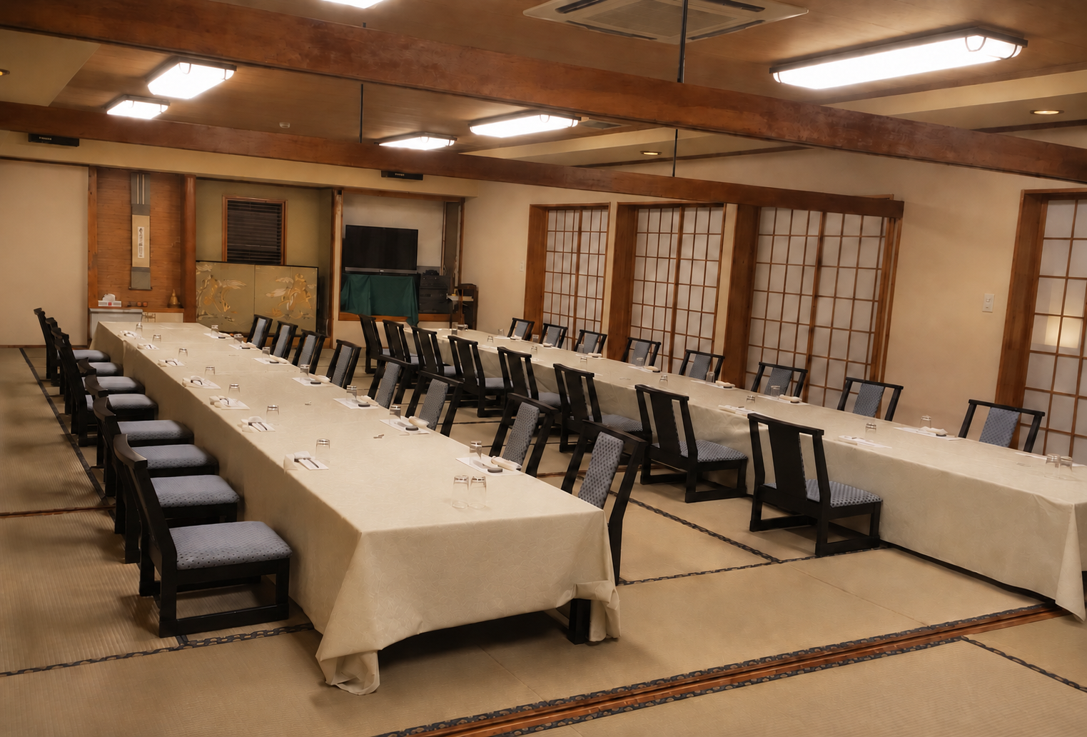 小松園の団体昼食に利用できる大広間と座敷イス・テーブル